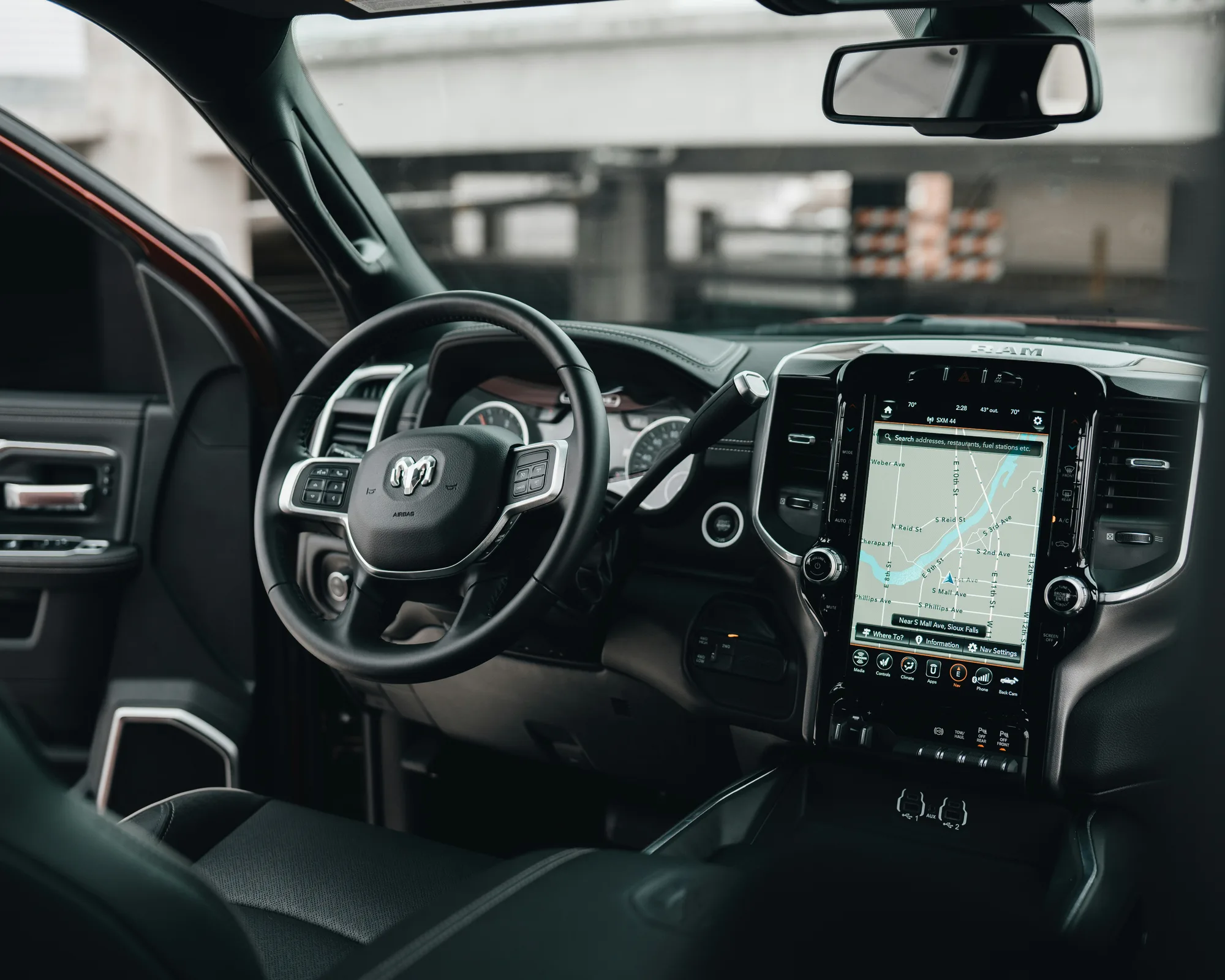 Dashboard digital di dalam kendaraan modern