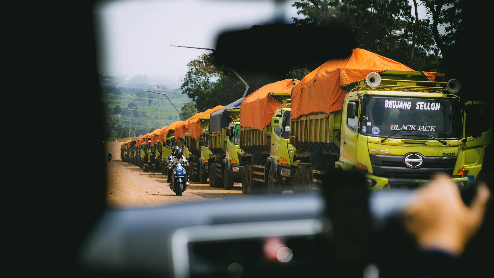 Armada truk logistik Hino beroperasi di Indonesia
